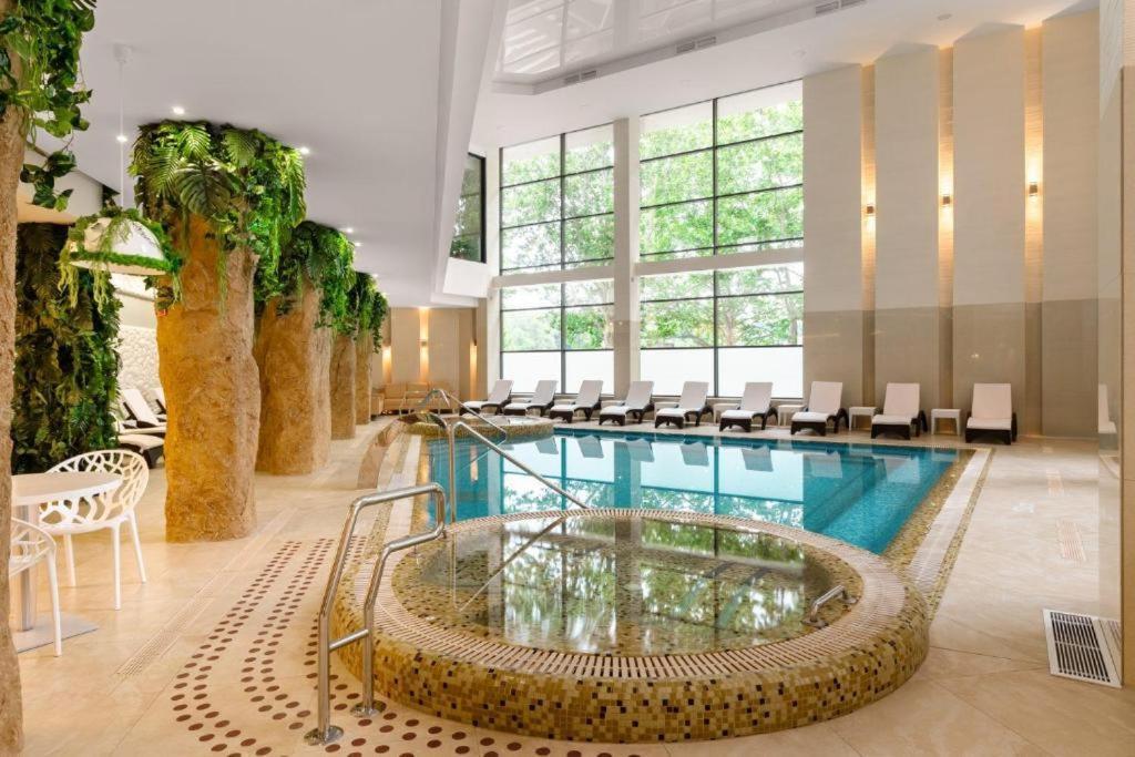 Aquaperla Hotel & Spa キシナウ エクステリア 写真