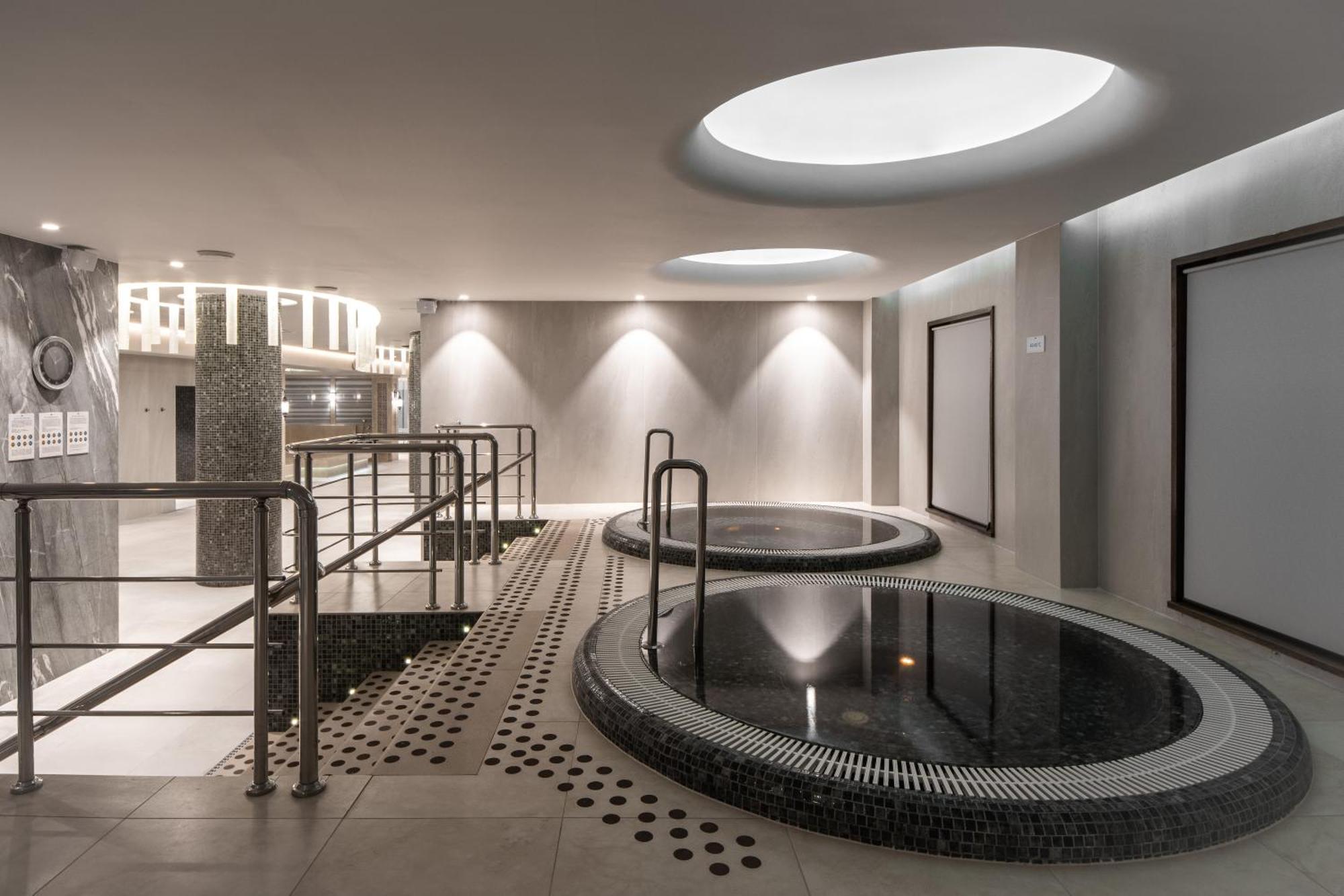 Aquaperla Hotel & Spa キシナウ エクステリア 写真